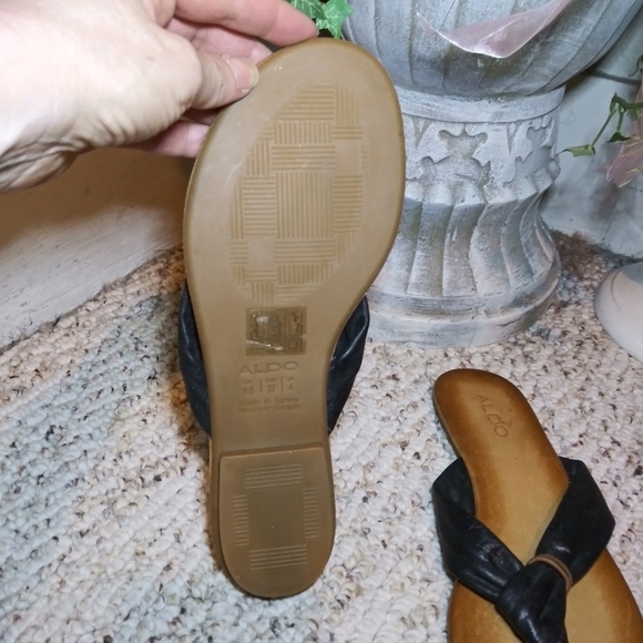 3/$18 Aldo Classic Black & Brown Soft Leather Flip flops - Picture 6 of 10